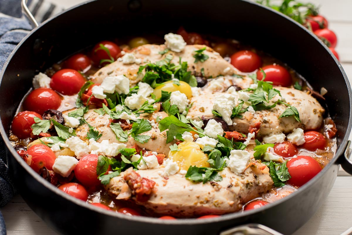 Mediterrane Hähnchenpfanne mit getrockneter Tomaten, Kalamata Oliven, Kapern, Rispentomaten und Feta-Käse in die Schmorpfanne