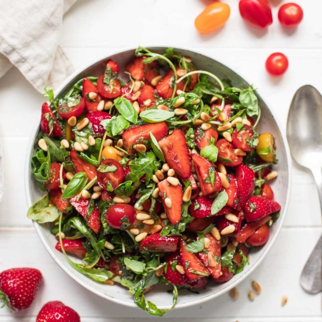 Salat mit Erdbeeren, Tomaten, Minze und Basilikum