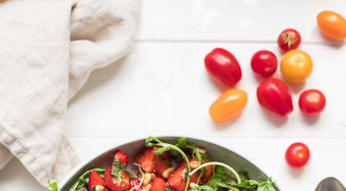 Salat mit Erdbeeren, Tomaten, Minze und Basilikum