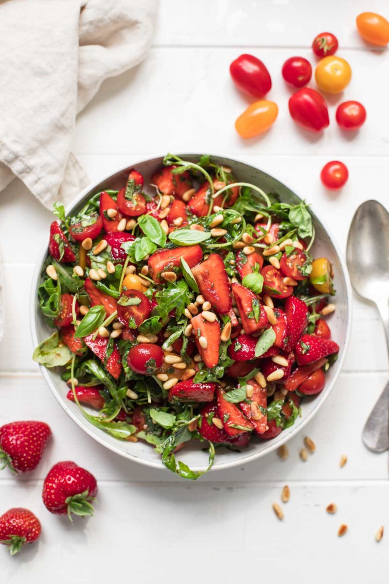 Salat mit Erdbeeren, Tomaten, Minze und Basilikum | Mamma Mia! Online