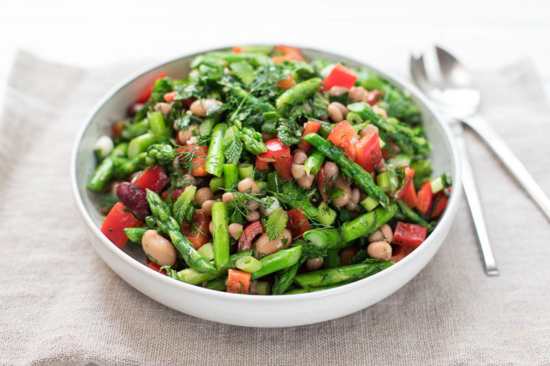 Spargelsalat mit gemischten Bohnen und Kräutern Rezept | Elle Republic Spargelsalat mit gemischten Bohnen und Kräutern Rezept | Elle Republic