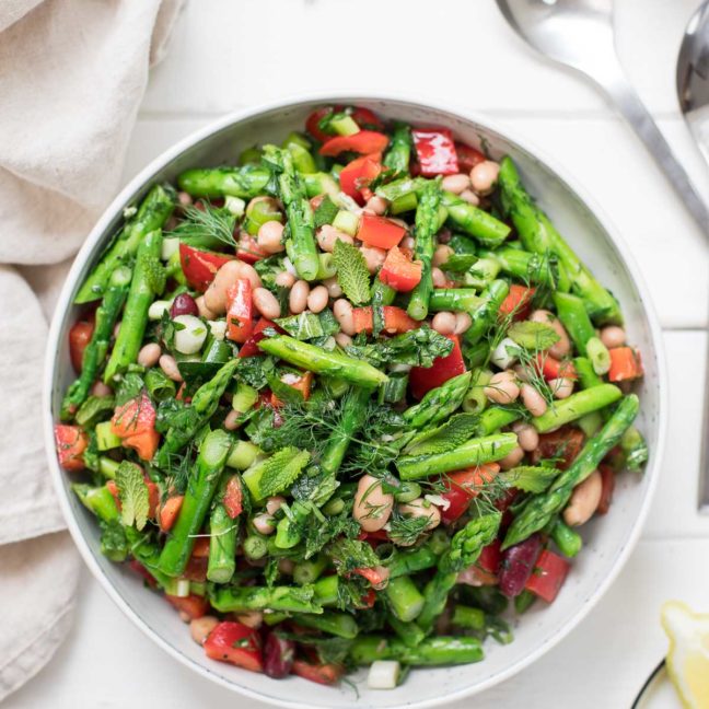 Spargelsalat mit gemischten Bohnen, Paprika, Zitrone und Kräutern Rezept