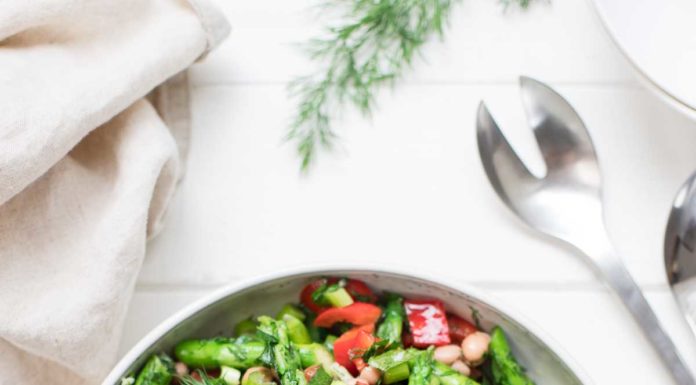 Spargelsalat mit gemischten Bohnen, Paprika, Zitrone und Kräutern Rezept