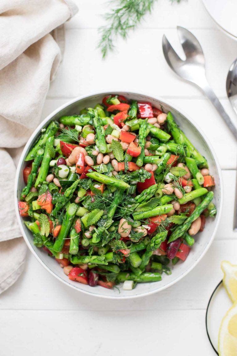 Spargelsalat mit gemischten Bohnen, Paprika, Zitrone und Kräutern Rezept