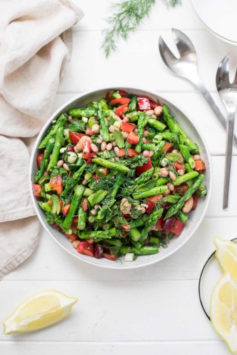 Spargelsalat mit gemischten Bohnen und Kräutern Rezept | Elle Republic
