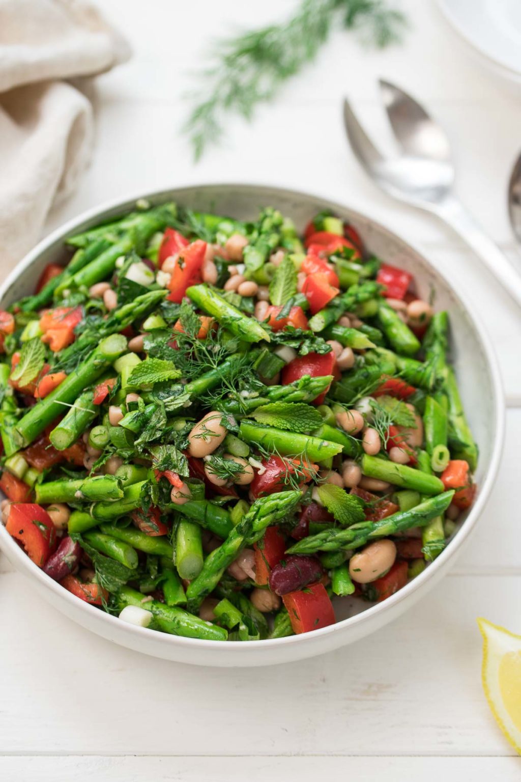 Spargelsalat mit gemischten Bohnen und Kräutern Rezept | Elle Republic