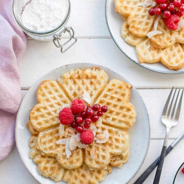 Kokoswaffeln mit Kokosmilch Rezept mit Beeren