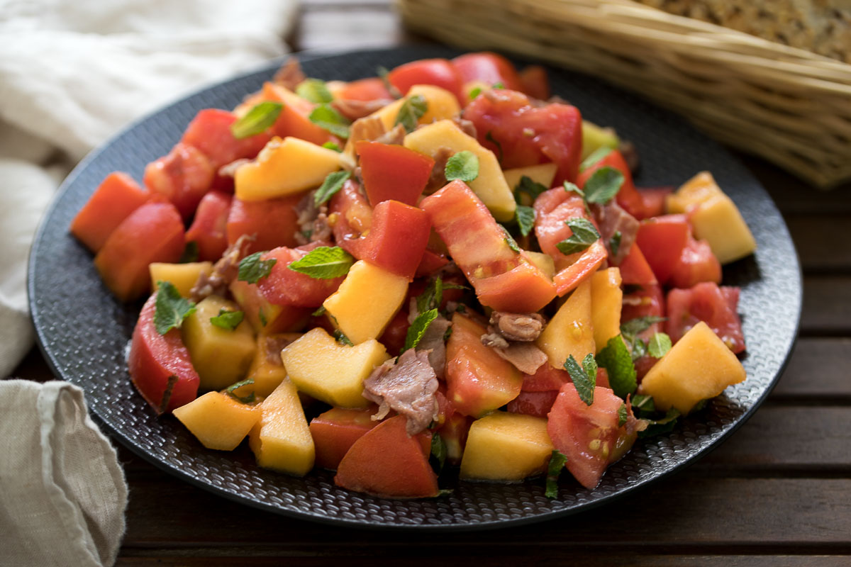 Tomaten-Melonen-Salat mit Parmaschinken Rezept | Elle Republic