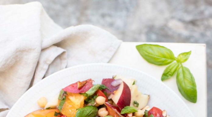 Nektarinensalat mit Tomaten alte Sorte, Kichererbsen, roter Zwiebel, gerösteten Mandeln, Basilikum und Minze. Vegan