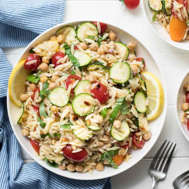 Orzo Salat mit Zucchini und Kichererbsen | Rezept | Elle Republic Orzo Salat mit Zucchini und Kichererbsen | Rezept | Elle Republic