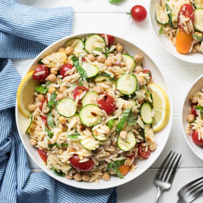 Orzo Salat (Nudelsalat) mit Zucchini, Tomaten und Kichererbsen Rezept