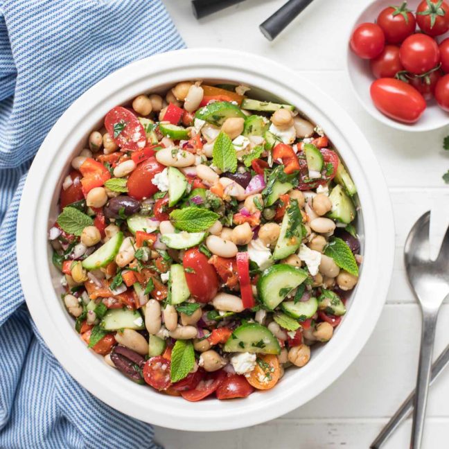 Mediterraner Bohnensalat mit Kichererbsen und weißen Bohnen (Cannellini), Gurken, Tomaten, Paprika, Oliven, Kapern, Kräuter. Vegan Rezept