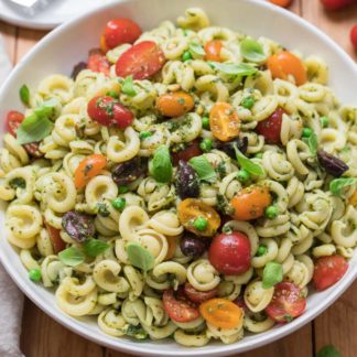 Pesto-Nudelsalat mit Erbsen und Tomaten