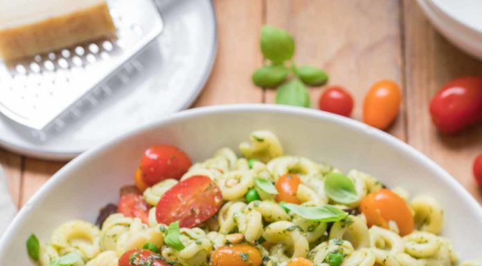 Pesto-Nudelsalat mit Erbsen und Tomaten