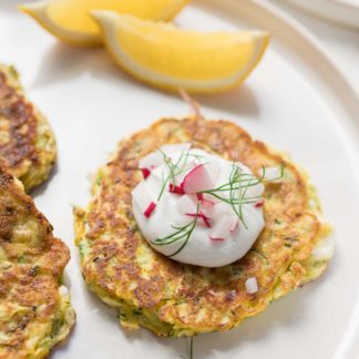 Rezept für Zucchini-Puffer mit Lauch, Feta, Dill und Joghurt-Soße, low carb, glutenfrei