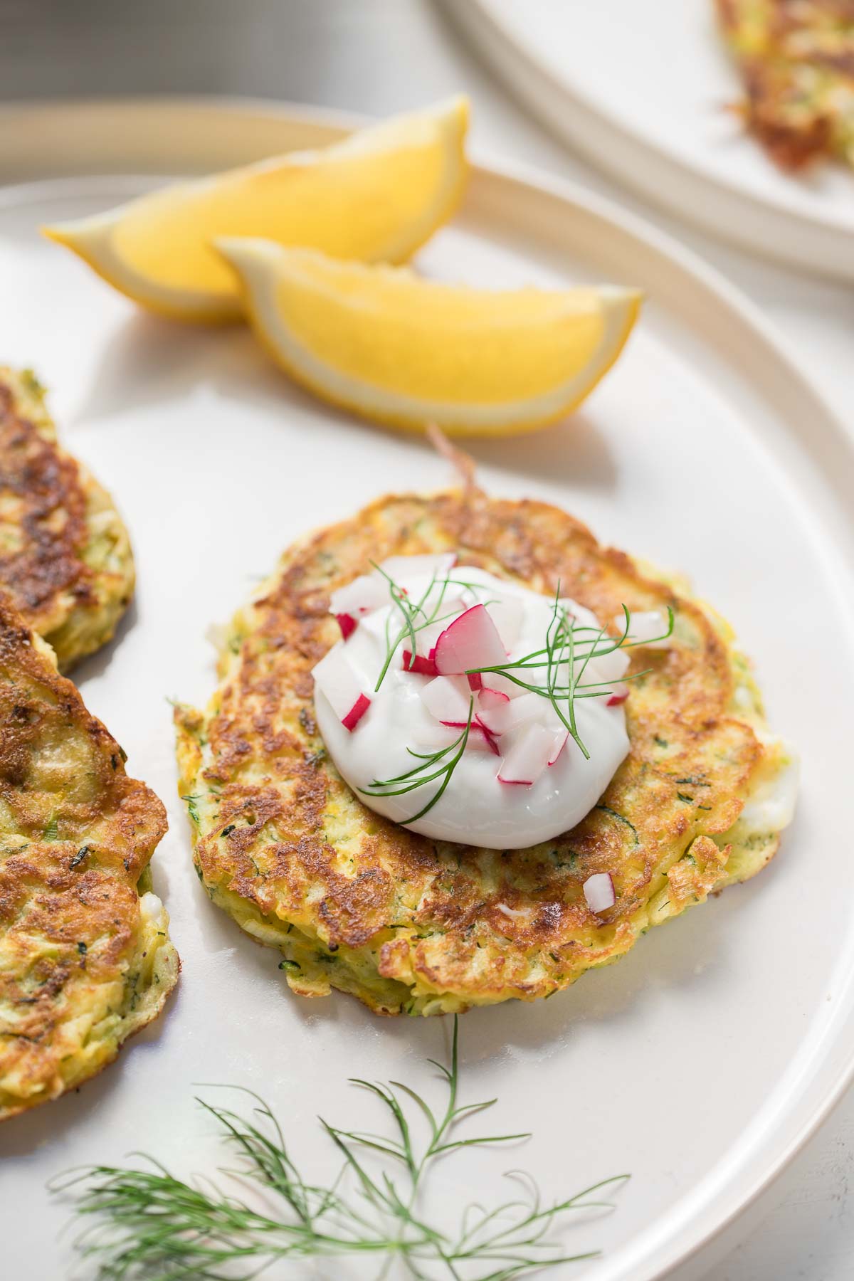 Rezept für Zucchini-Puffer mit Lauch, Feta, Dill und Joghurt-Soße, low carb, glutenfrei