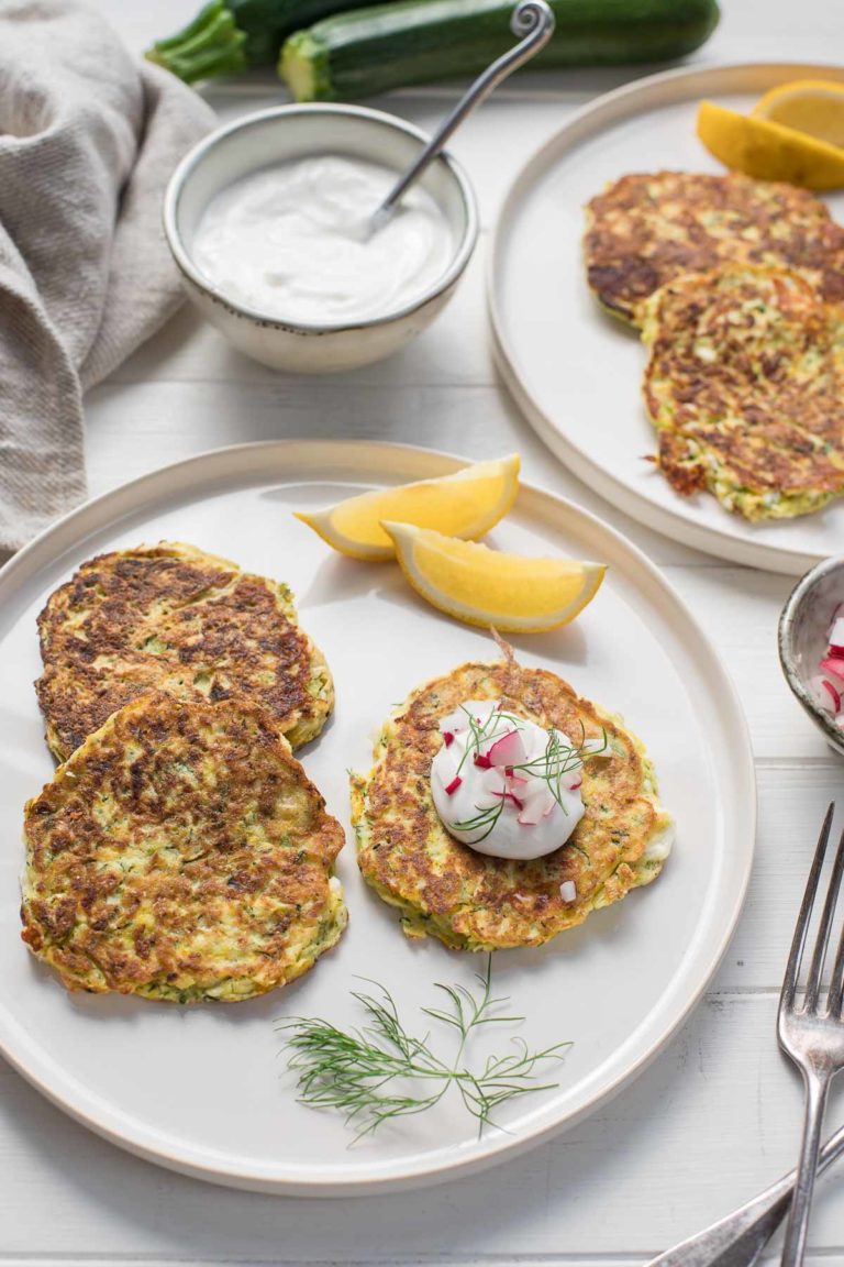 Zucchini-Puffer mit Joghurt-Soße | Rezept | Elle Republic