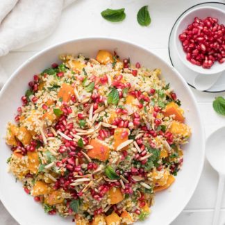 Kürbis im Ofen geröstet mit Bulgur, frischen Kräutern, Mandeln, Granatapfelkernen und Feta-Käse Rezept