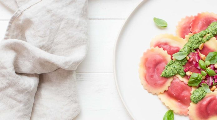 Rote‐Bete‐Raviolo mit Spinat-Pesto