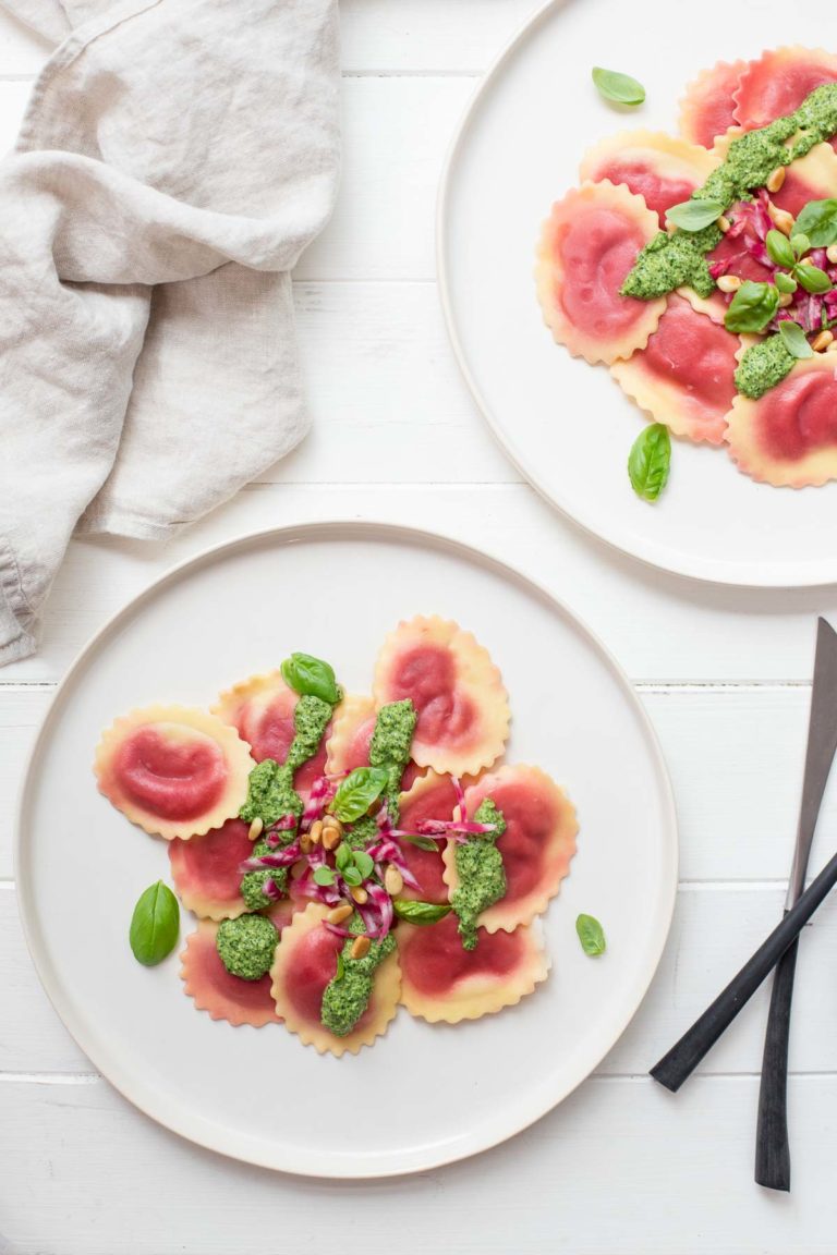 Rote‐Bete‐Raviolo mit Spinat-Pesto