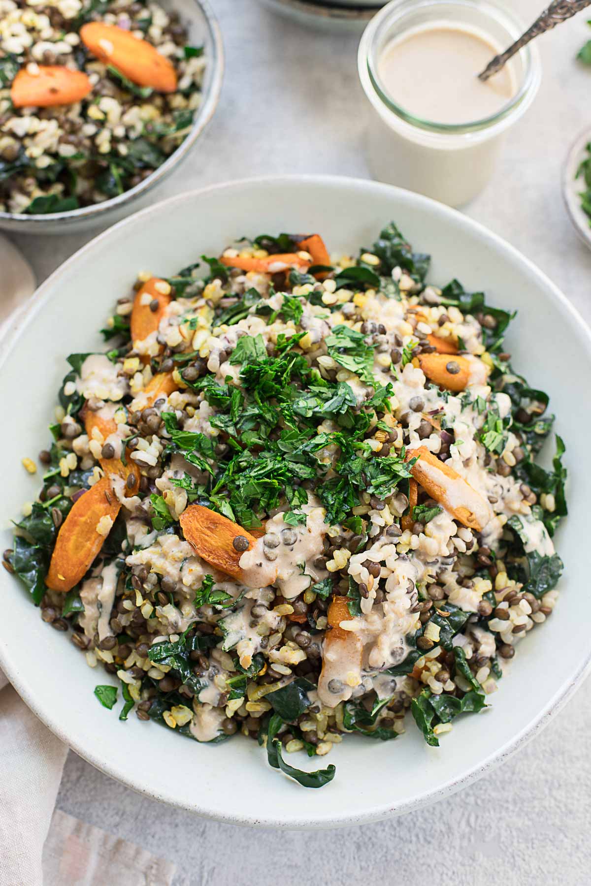 Linsen Reis Salat mit gerösteten Karotten &amp; Tahini-Dressing | Elle Republic