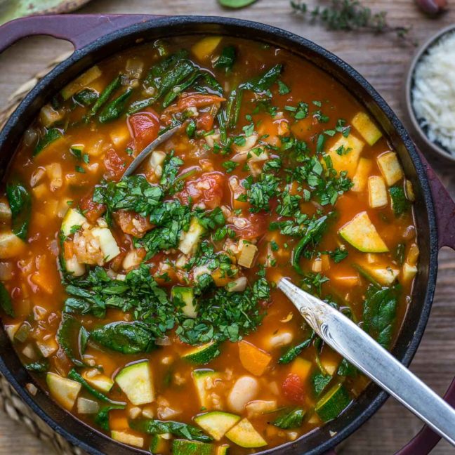 Minestrone Gemüsesuppe mit Reis und weißen Bohnen Rezept