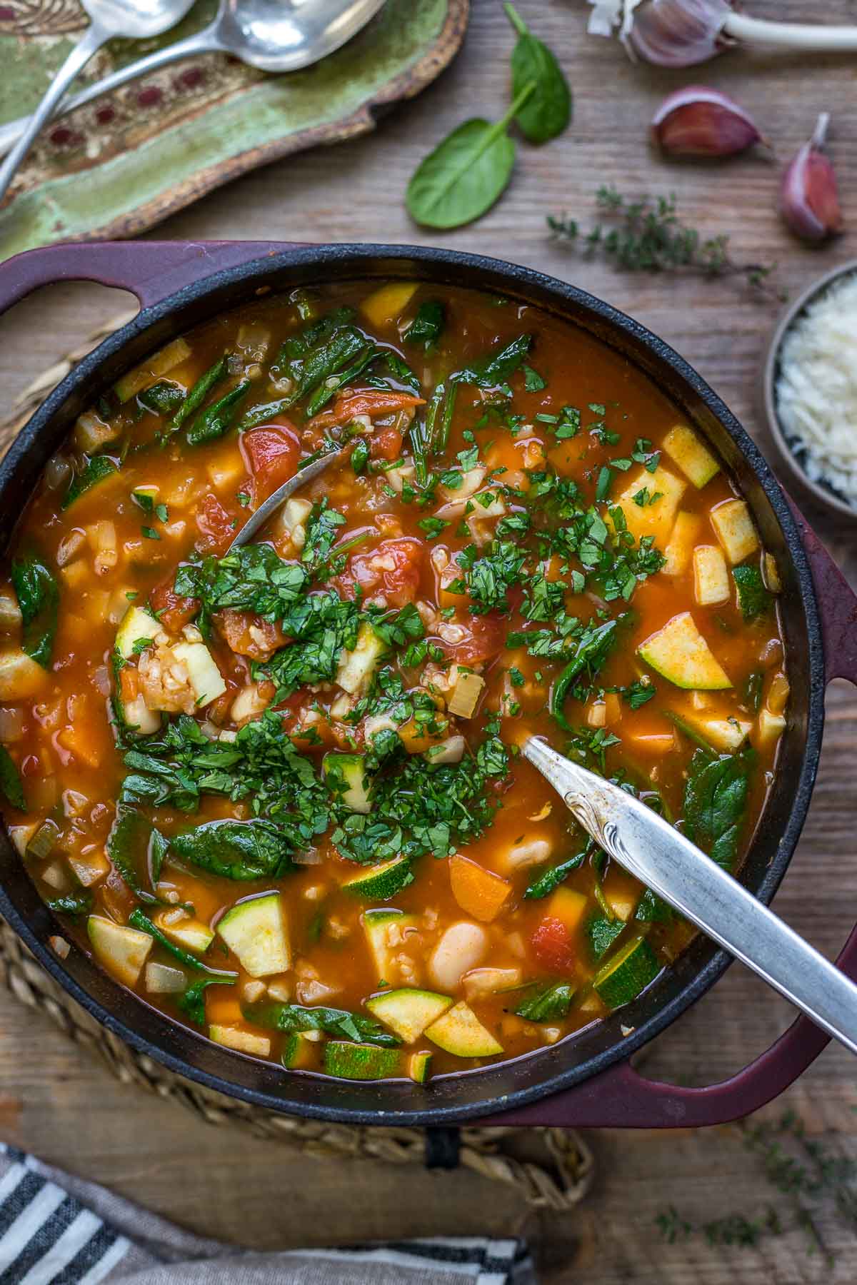 Minestrone Gemüsesuppe mit Reis und weißen Bohnen Rezept