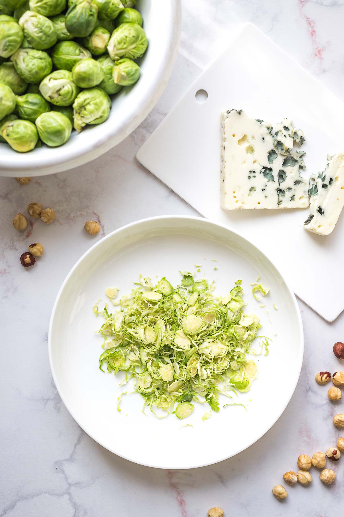 rohe Rosenkohl-Salat mit Blauschimmelkäse und Haselnüssen Rezept