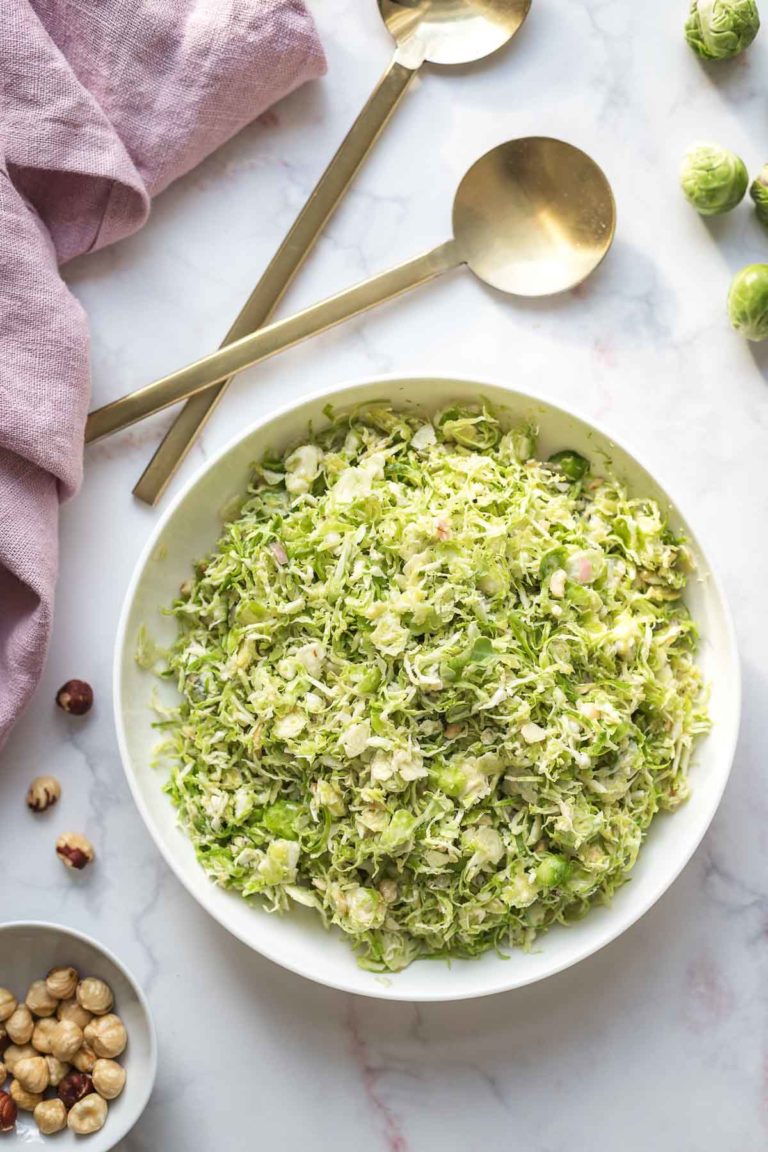 Rosenkohl-Salat mit Blauschimmelkäse und Haselnüssen Rezept