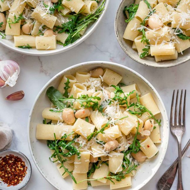 Pasta mit weißen Bohnen, Rucola und Zitrone Rezept