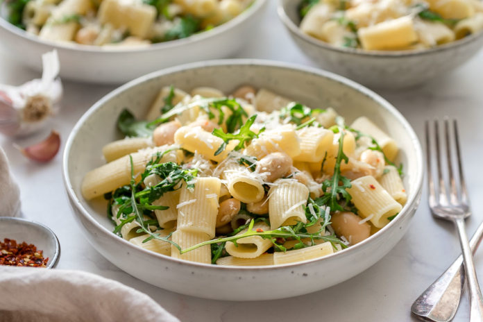 Pasta mit weißen Bohnen, Rucola und Zitrone | Rezept | Elle Republic