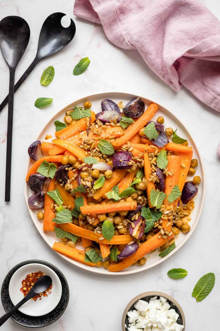 Karotten im Ofen mit Kichererbsen, Rote Zwiebeln & Minze