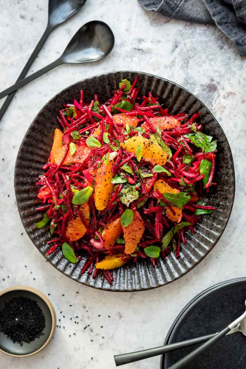 Gemüse im Herbst: rohe Rote Bete Orangen Salat mit frischen Kräutern, vegan Rohkost Rezept