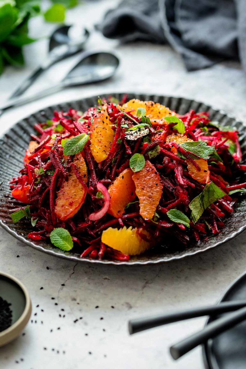 rohe Rote Bete Orangen Salat mit frischen Kräutern für Weihnachtliches Essen