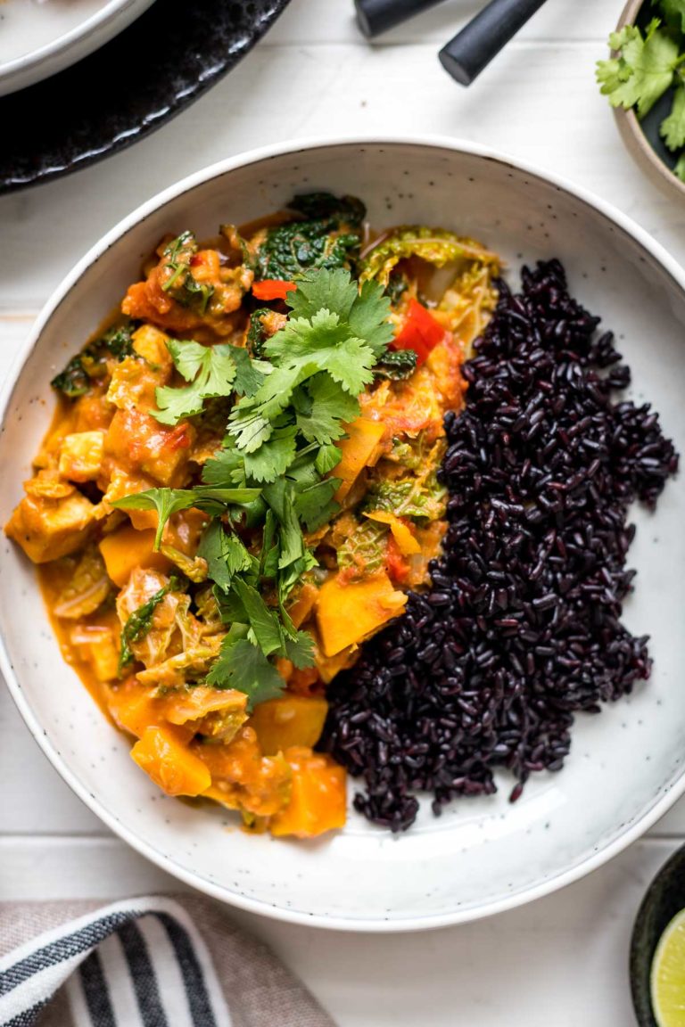 Veganer Süßkartoffel-Eintopf mit Erdnuss, Kokos, Tofu, Wirsing & schwarzer Vollkornreis