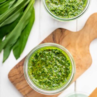 selbstgemachtes Bärlauch Pesto mit Haselnüssen