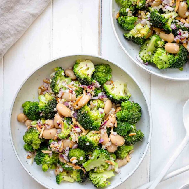 Super einfacher Brokkoli Salat Rezept mit Parmesan, Mandeln und Butterbohnen