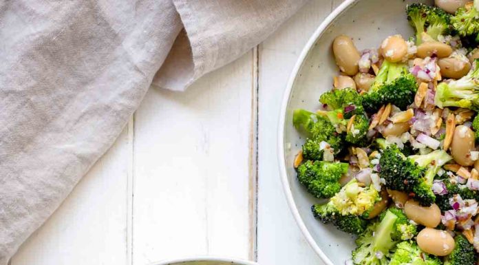 Super einfacher Brokkoli Salat Rezept mit Parmesan, Mandeln und Butterbohnen