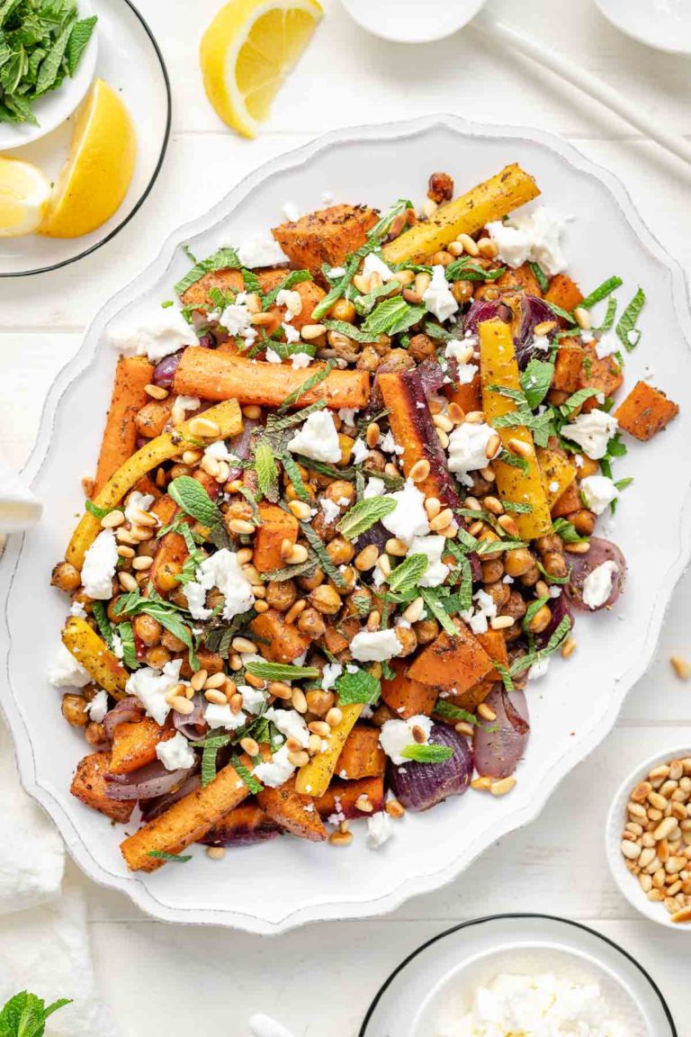 Rezept für Gebackenes Gemüse und Kichererbsen mit Zatar, Minze & Feta