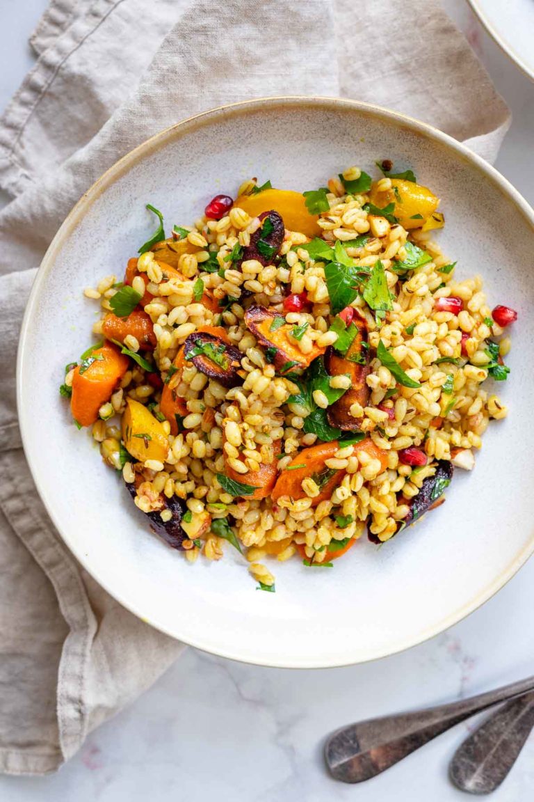 Gerstensalat mit gebackenen Karotten, gerösteten Mandeln, frischer Petersilie, Granatapfelkernen und Feta-Käse