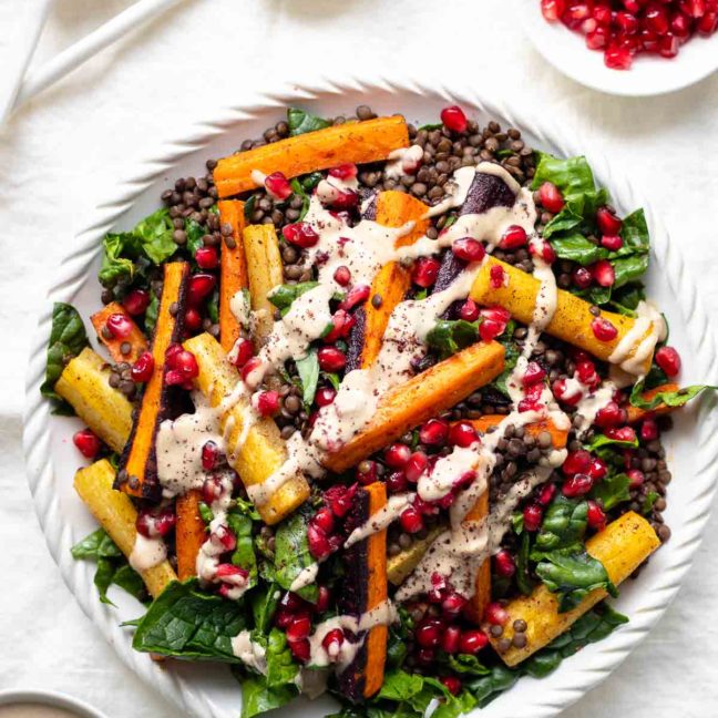 Linsensalat mit Karotten und Tahini-Dressing, garniert mit Granatapfelkernen