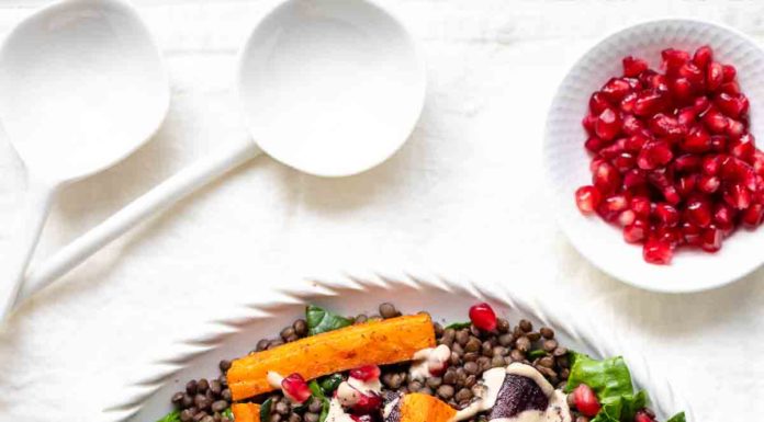 Linsensalat mit Karotten und Tahini-Dressing, garniert mit Granatapfelkernen