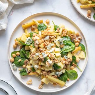 Pastinaken Salat mit Kichererbsen, Apfel, Walnüssen und Roquefort