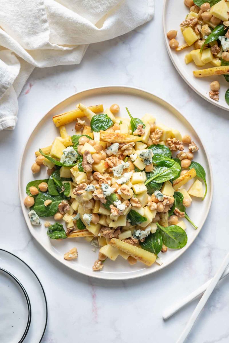 Gemüse im Herbst: Pastinaken Salat mit Kichererbsen, Apfel, Walnüssen und Roquefort