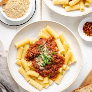 Vegane Bolognese Soße (mit Blumenkohl und Walnuss) mit Rigatoni