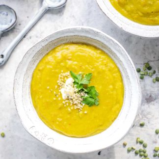 Erbsensuppe mit Schälerbsen, vegane und vegetarische Rezept - Aromatisch gewürzt mit Curry