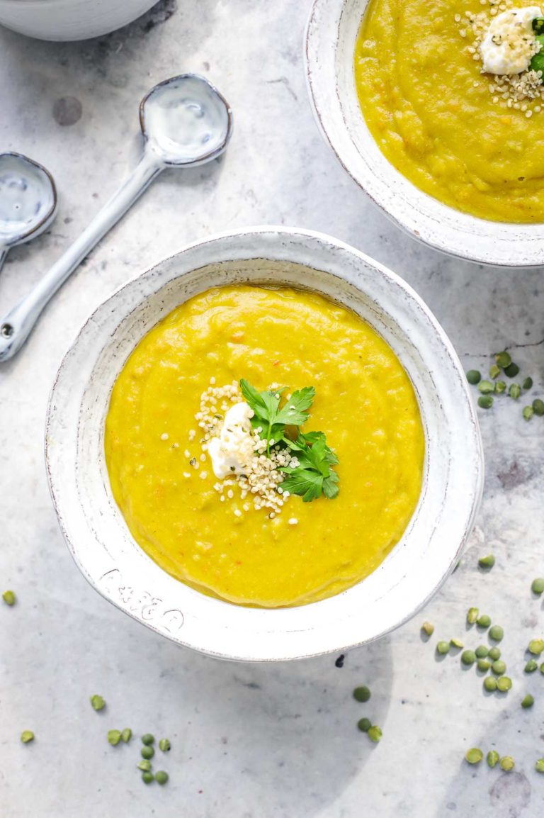 Erbsensuppe mit Schälerbsen, vegane und vegetarische Rezept - Aromatisch gewürzt mit Curry