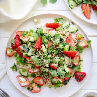 Glasnudelsalat mit Erdbeeren