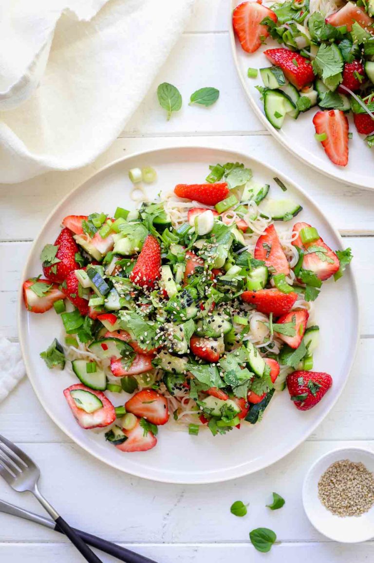Glasnudelsalat mit Erdbeeren & Gurken