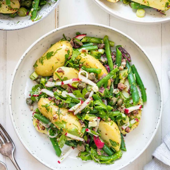 Bohnen-Kartoffel-Salat mit geräucherter Bio-Speck, frische Kräuter, Lauchzwiebel, Radieschen und Kapern